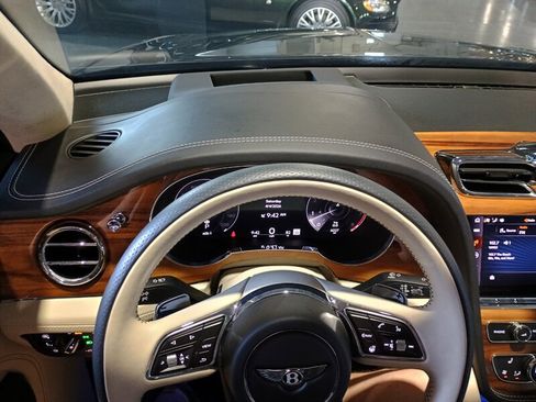 Used 2023 Bentley Bentayga AWD/4WD image 20