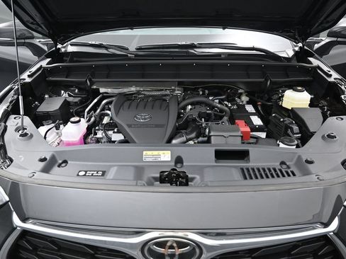 Certified 2026 Toyota Highlander Limited AWD/4WD image 40