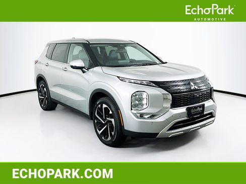 Used 2024 Mitsubishi Outlander SE image 1