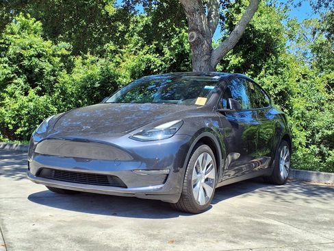 Used 2024 Tesla Model Y Long Range AWD/4WD image 1