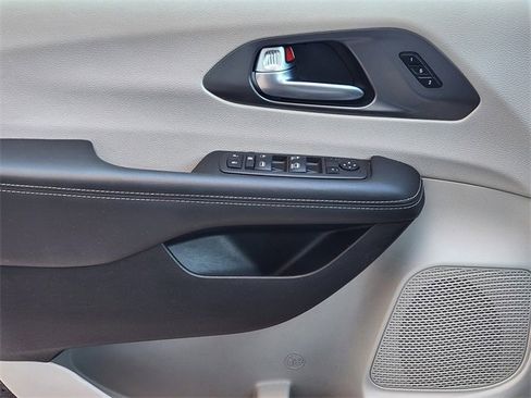 Certified 2024 Chrysler Pacifica Touring-L image 21