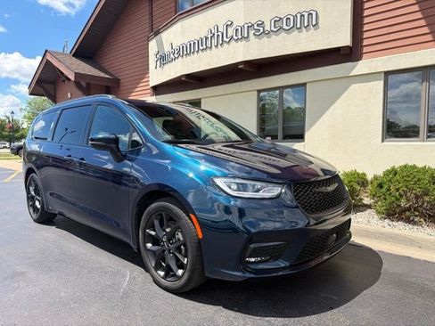 Used 2023 Chrysler Pacifica Touring-L w/ S Appearance Package FWD image 2