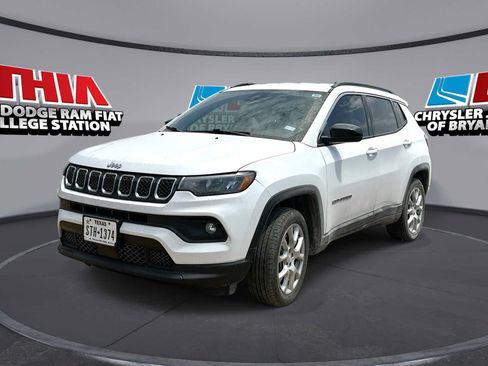 Used 2023 Jeep Compass Latitude AWD/4WD image 1