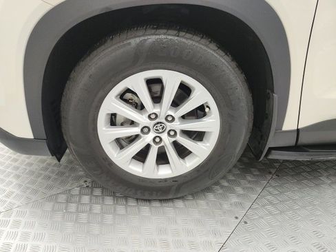 Certified 2024 Toyota Grand Highlander XLE image 9