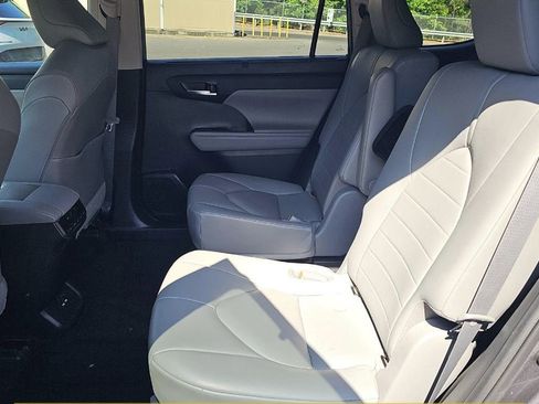 Used 2021 Toyota Highlander XLE AWD/4WD image 11