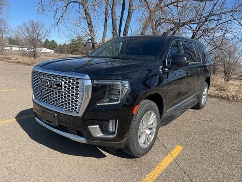 Used 2024 GMC Yukon XL Denali w/ Advanced Technology Package image 3