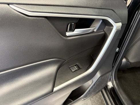 Used 2025 Toyota RAV4 XLE FWD image 18