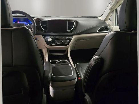 Used 2023 Chrysler Pacifica Limited FWD image 14