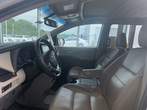 Used 2016 Toyota Sienna XLE Premium FWD image 6