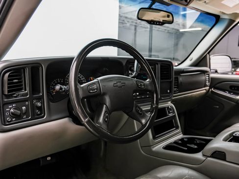 Used 2006 Chevrolet Suburban LT w/ Preferred Equipment Group RWD image 2