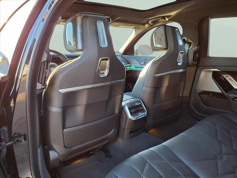 Used 2024 BMW 740i image 11