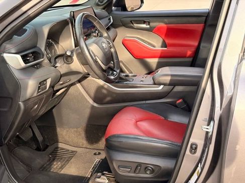Used 2023 Toyota Highlander XSE FWD image 10