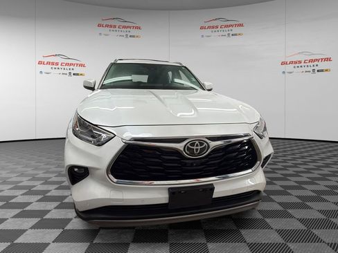 Used 2022 Toyota Highlander Platinum AWD/4WD image 2