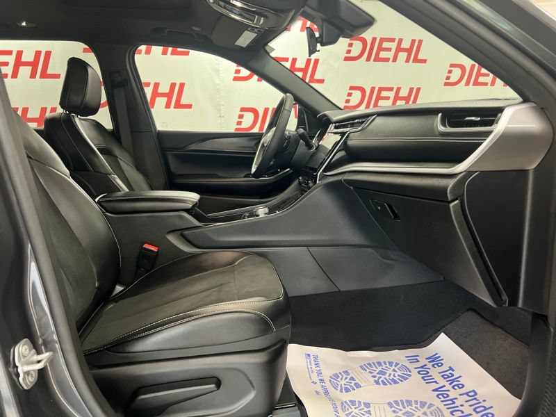 Used 2025 Jeep Grand Cherokee Altitude AWD/4WD image 13