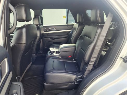 Used 2016 Ford Explorer XLT w/ Equipment Group 202A FWD image 15