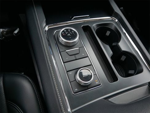 Certified 2024 Ford Expedition XLT image 23