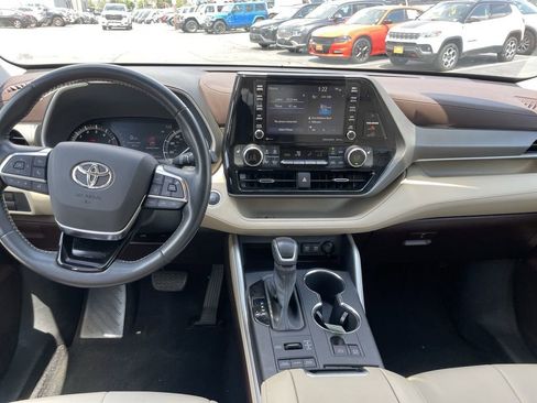 Used 2021 Toyota Highlander XLE image 15