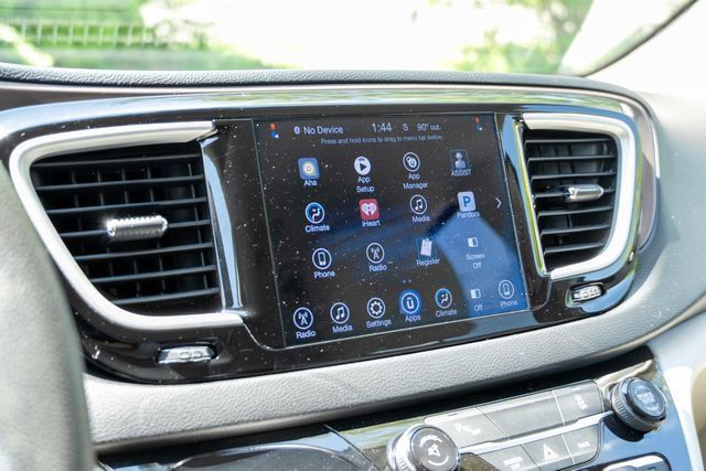 Used 2017 Chrysler Pacifica Touring FWD image 36