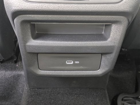 Used 2025 Volkswagen Taos SE w/ Panoramic Sunroof Package image 21