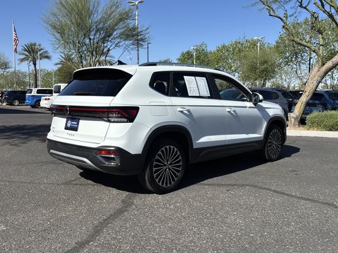 Used 2025 Volkswagen Taos SE w/ Panoramic Sunroof Package image 4