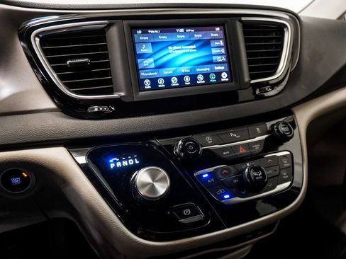 Used 2020 Chrysler Pacifica Touring-L FWD image 21