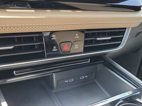 Used 2024 Volkswagen Atlas Cross Sport SE FWD image 18