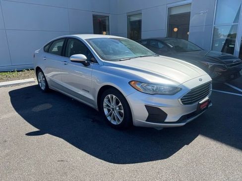 Used 2019 Ford Fusion SE FWD image 2