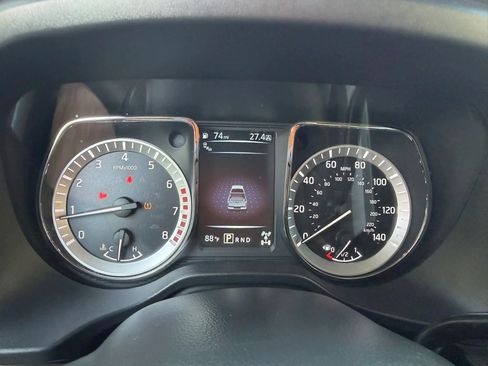 Used 2017 Nissan Titan SV AWD/4WD image 9