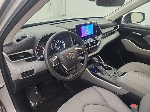 Used 2023 Toyota Highlander XLE AWD/4WD image 25