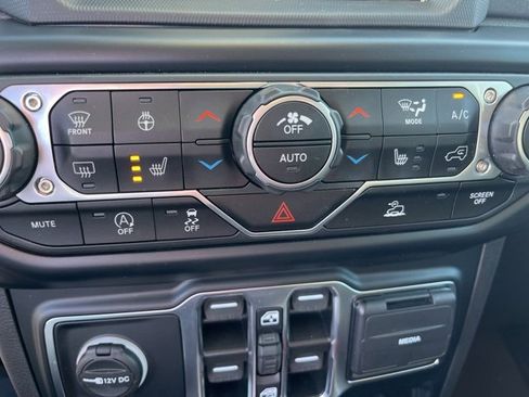 Used 2023 Jeep Gladiator Mojave w/ Cold Weather Group image 21