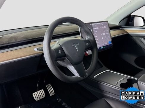 Used 2023 Tesla Model Y Performance image 9