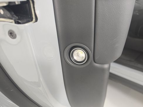 Used 2025 Rivian R1S Adventure AWD/4WD image 32