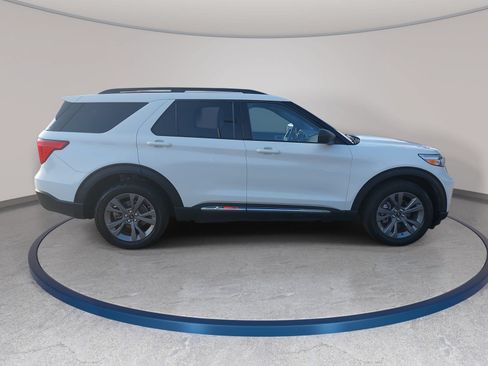 Used 2023 Ford Explorer XLT w/ Equipment Group 202A AWD/4WD image 4