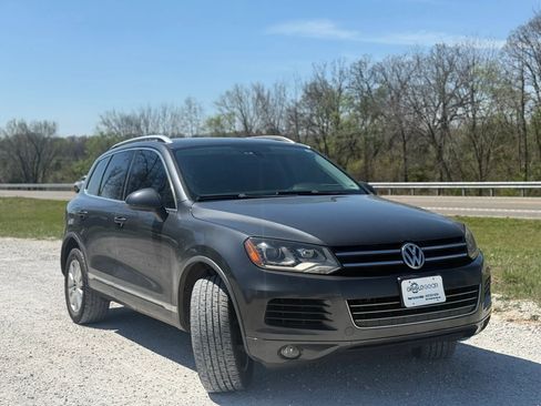 Used 2013 Volkswagen Touareg Sport image 7