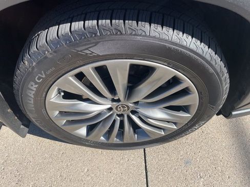 Used 2021 Toyota Highlander Platinum image 19