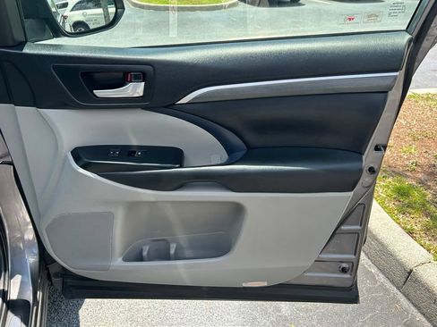 Used 2018 Toyota Highlander Limited Platinum FWD image 44