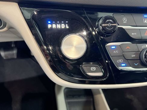 Used 2022 Chrysler Pacifica Touring-L FWD image 17