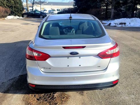 Used 2013 Ford Focus SE w/ SE Winter Pkg image 4
