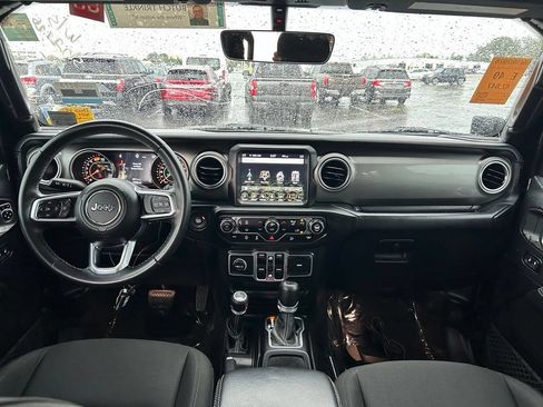 Used 2018 Jeep Wrangler Unlimited Sahara AWD/4WD image 17