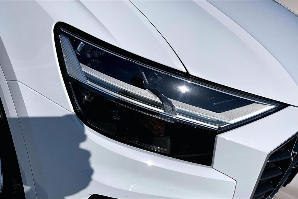 Used 2022 Audi Q8 Premium AWD/4WD image 30