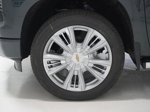 New 2026 Chevrolet Silverado 1500 High Country w/ High Country Premium Package AWD/4WD image 9