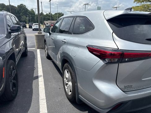 Used 2023 Toyota Highlander LE AWD/4WD image 5