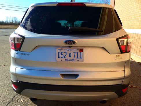 Used 2018 Ford Escape SE w/ SE Sync 3 Package image 9