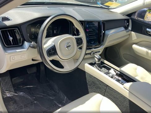 Used 2019 Volvo XC60 T5 Momentum w/ Premium Package AWD/4WD image 5