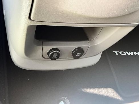 Used 2016 Chrysler Town & Country Touring w/ Driver Convenience Group FWD image 25