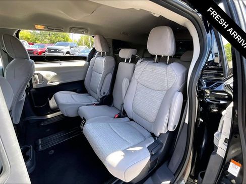 Used 2023 Toyota Sienna LE FWD image 6
