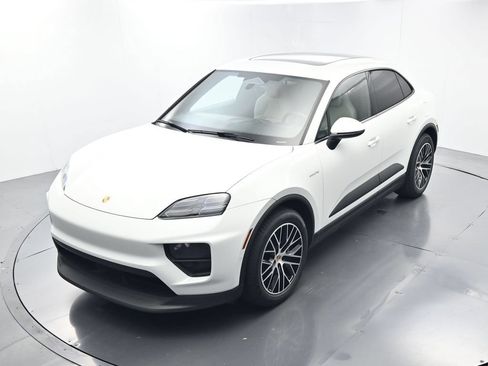Certified 2025 Porsche Macan Electric RWD image 33