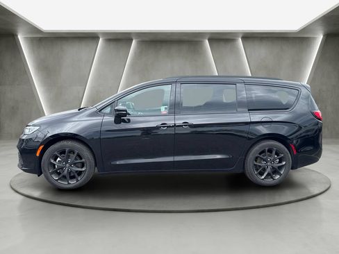 Used 2026 Chrysler Pacifica Limited w/ S Appearance Package FWD image 4