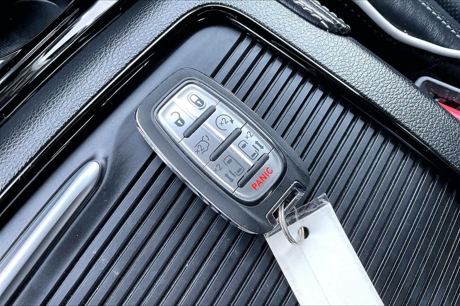Used 2025 Chrysler Pacifica Limited FWD image 15