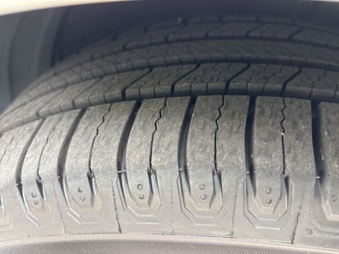 Used 2015 Lexus ES 300h w/ Navigation System Package image 2